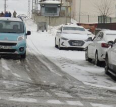 Kağızman-Ağrı kara yolu yoğun kar yağışı nedeniyle ulaşıma kapandı