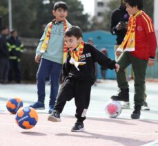 Kayserisporlu futbolcular, depremzede çocukları ziyaret etti