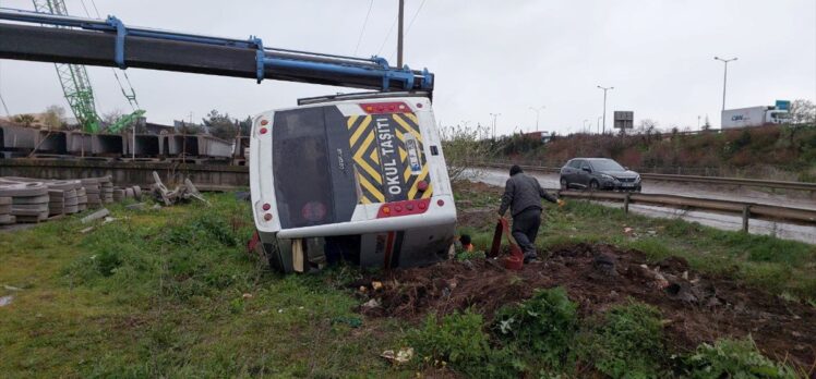 Kocaeli'de devrilen servis midibüsündeki 8 kişi yaralandı