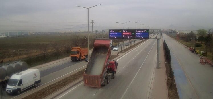 Konya'da damperi açık unutulan kamyonun levhayı devirmesi kamerada