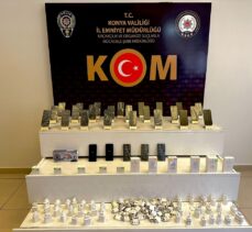 Konya'da duvar görünümü verilen ahşap bölmede 29 kaçak cep telefonu ele geçirildi