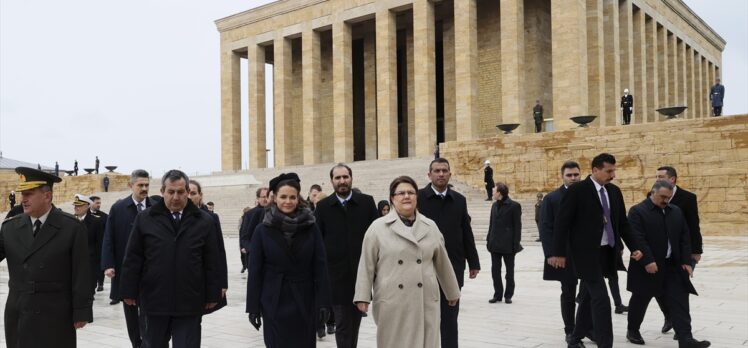 Macaristan Cumhurbaşkanı Novak Anıtkabir'i ziyaret etti