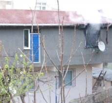 Maltepe'de iki katlı evde çıkan yangın söndürüldü