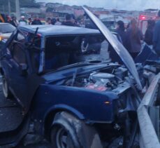 Manisa'da 2 otomobilin çarpışması sonucu 6 kişi yaralandı