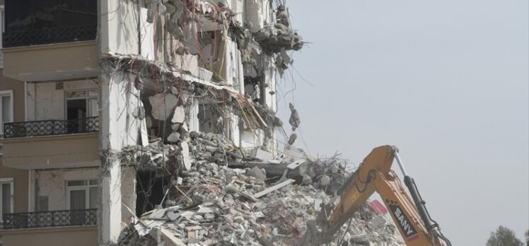 Nurdağı'nda acil yıkım kararı alınan binaların yüzde 50'sinin yıkımı tamamlandı