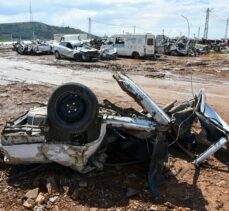 Nurdağı'nda enkazdan çıkarılan hasarlı araçlar sahiplerini bekliyor