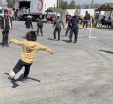 Ordu Valisi Sonel, konteyner kentte depremzede çocuklarla futbol oynadı