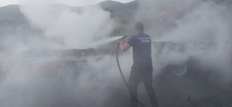 Osmaniye'de deprem bölgesine iş makinesi taşıyan tırın dorsesi yandı
