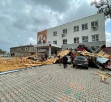 Osmaniye'de fırtına nedeniyle uçan okul çatısı 2 araca zarar verdi