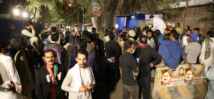 Pakistan'da İmran Han'ın taraftarları, konutunun çevresinde beklemeye devam ediyor