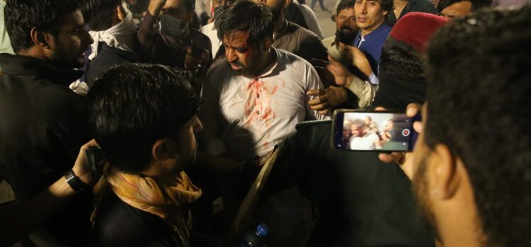 GÜNCELLEME – Pakistan'da İmran Han'ı gözaltına almaya gelen polis ile partililer arasında çatışma çıktı