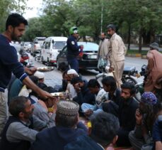 Pakistan'da Müslümanlar ramazanın ilk iftarını yaptı