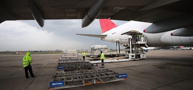 Pakistan'dan deprem bölgesine çadır taşıyan 2 uçak Adana'ya geldi