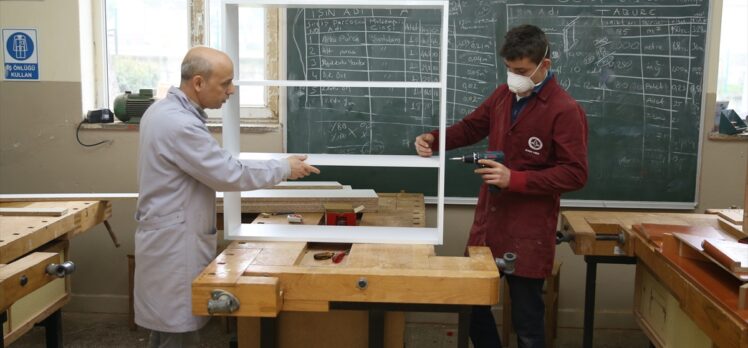 Sakarya'da meslek lisesi öğrencileri, kentteki depremzede aileler için mobilya üretiyor