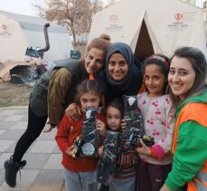 Şanlıurfa'da kadınlar depremzede çocuklara bez bebek gönderdi