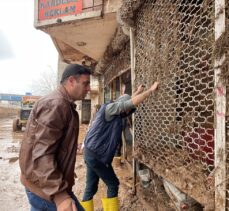 Şanlıurfa'da sel mağduru esnaf, çamurla kaplanan iş yerlerini temizliyor