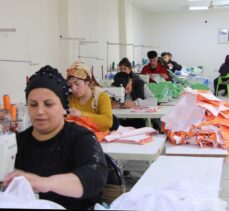 Şırnak'ta usta öğretici ve kursiyerler depremzedeler çeşitli malzemeler dikiyor
