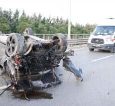 Sultanbeyli'de devrilen otomobildeki 2 kişi yaralandı