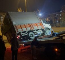 Sultangazi'de kaldırıma çarparak yan yatan kamyonetin sürücüsü yaralandı