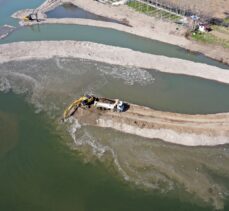 Taşkın önleme çalışmaları kapsamında Meriç Nehri yatağında kum temizliği yapılıyor