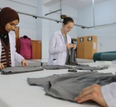Tekirdağ'da liseliler depremzedeler için battaniye ve kışlık kıyafet üretiyor