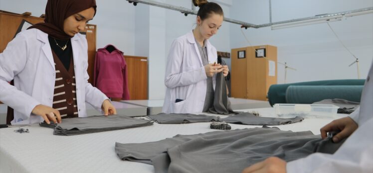 Tekirdağ'da liseliler depremzedeler için battaniye ve kışlık kıyafet üretiyor