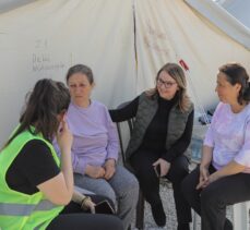 Türk Hukukçu Kadınlar Derneği Başkanı Süreyya Turan depremzede kadınları ziyaret etti