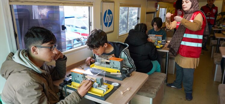 Türk Kızılay, Kahramanmaraş'ta afetzede çocuklara robotik kodlama eğitimi veriyor