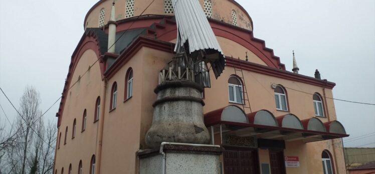 Zonguldak'ta şiddetli rüzgar nedeniyle köy camisinin minaresi devrildi