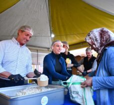 ABD'nin Ankara Büyükelçisi Flake iftara katıldı, depremzedelere yemek dağıttı: