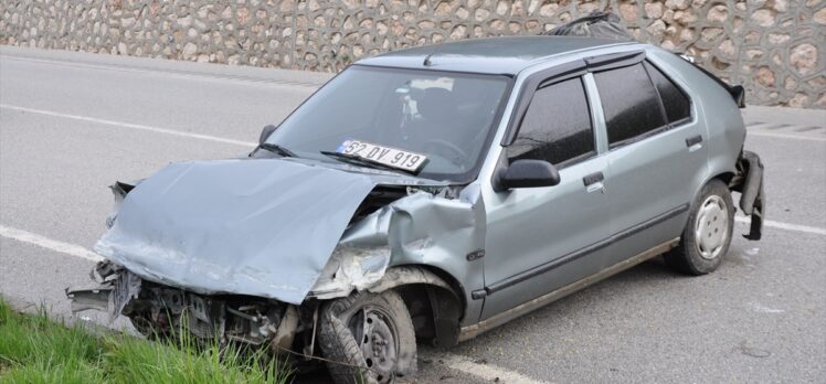 Amasya'da refüje çarpan otomobildeki 4 kişi yaralandı