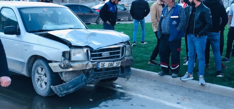 Artvin'de kamyonetle motosikletin çarpıştığı kazada 2 kişi yaralandı