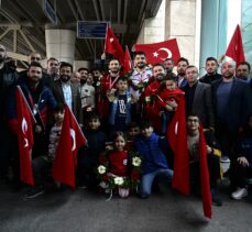 Avrupa 3'üncüsü Serbest Güreş Milli Takımı, Ankara'da çiçeklerle karşılandı