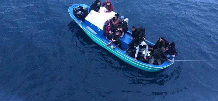 Ayvalık açıklarında 16 düzensiz göçmen kurtarıldı