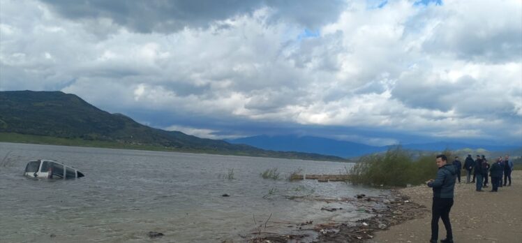Baraj gölünde fotoğraf çekeyim derken aracından oluyordu