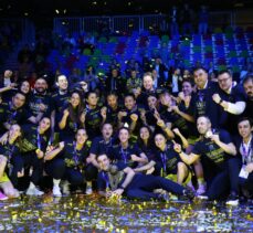 FIBA Kadınlar Avrupa Ligi şampiyonu Fenerbahçe, kupasını aldı