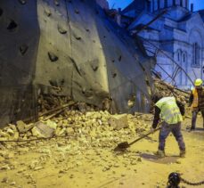 Beyoğlu'nda çöken tarihi metruk binanın enkazı kaldırılmaya başlandı
