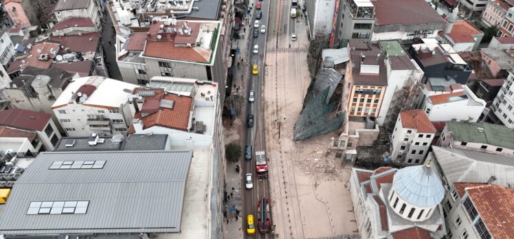 GÜNCELLEME 3 – Beyoğlu'nda yıkılma riski bulunan tarihi metruk bina çöktü