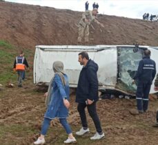 Bitlis'te şarampole devrilen minibüsteki 13 kişi yaralandı