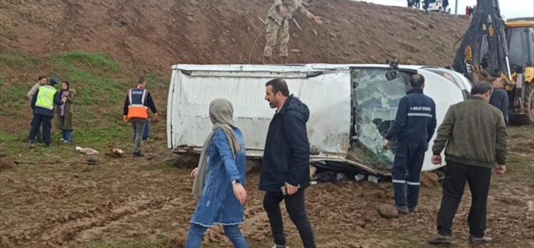 Bitlis'te şarampole devrilen minibüsteki 13 kişi yaralandı