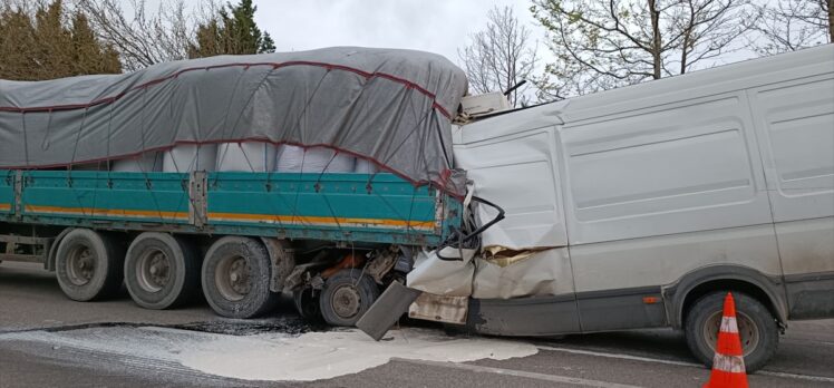 Bursa'da tıra çarpan kamyonetteki 2 kişi hayatını kaybetti