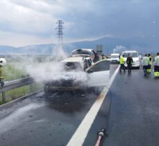 Bursa'da yabancı uyruklu ailenin bulunduğu otomobil yandı