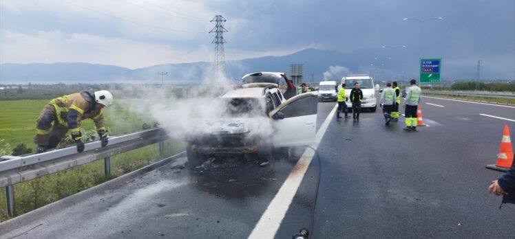 Bursa'da yabancı uyruklu ailenin bulunduğu otomobil yandı