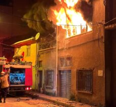 Bursa'da yanan evde mahsur kalan kadını itfaiye kurtardı