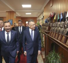 Cumhurbaşkanı Yardımcısı Oktay, Etimesgut'ta esnafı ve taksi durağını ziyaret etti