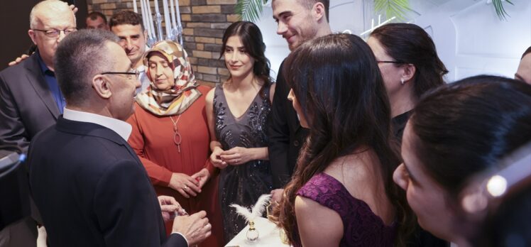 Cumhurbaşkanı Yardımcısı Oktay genç çiftin nişan yüzüğünü taktı