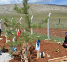 Depremden etkilenen Afşin'de mezarlıklara bayram ziyaretleri sürüyor