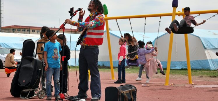 Depremzede çocuklar sokak müzisyeninin şarkıları eşliğinde eğleniyor
