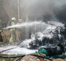 Fatih'te tarihi handaki iş yerinde çıkan yangın söndürüldü