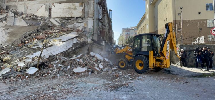 GÜNCELLEME 2- Güngören'de kentsel dönüşüm için boşaltılan 4 katlı bina çöktü
